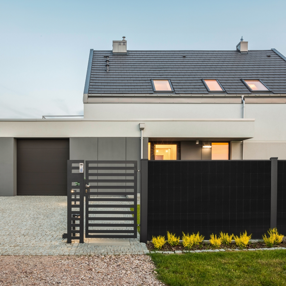 falagotti Puristica Solarzaun – eleganter Eingangsbereich mit integrierter Photovoltaik falagotti Solarzaun Puristica im Eingangsbereich mit flachem PV-Modul und Aluminiumrahmen
