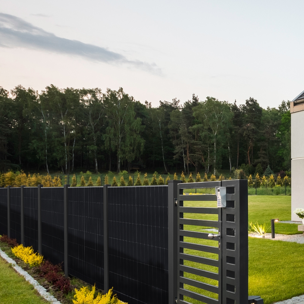falagotti Puristica Solarzaun – modernes Design für Hausgärten mit Photovoltaik falagotti Solarzaun Puristica am Hausgarten mit flachem PV-Modul vor Bäumen