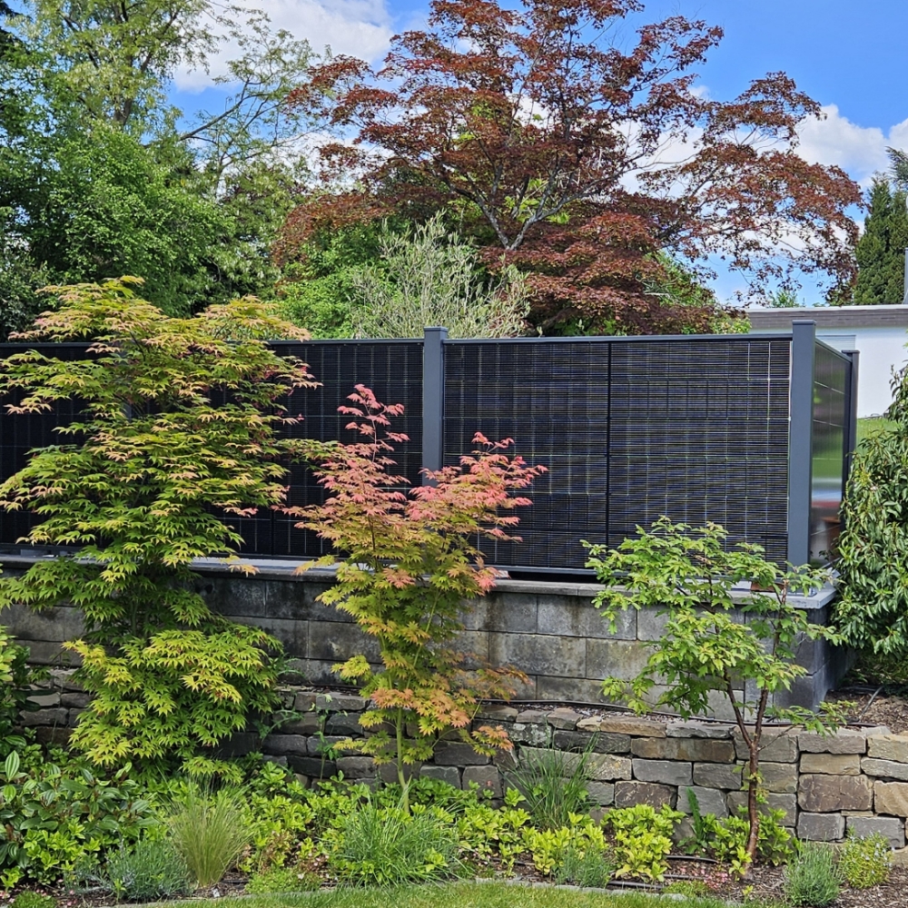 falagotti Puristica Solarzaun – stilvolle Mauermontage mit integrierter Solartechnik falagotti Solarzaun Puristica auf Gartenmauer mit flachem PV-Modul in RAL 7016
